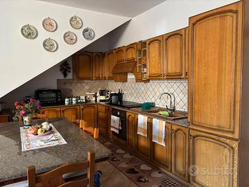 Cucina completa e tavolo in marmo con sedie