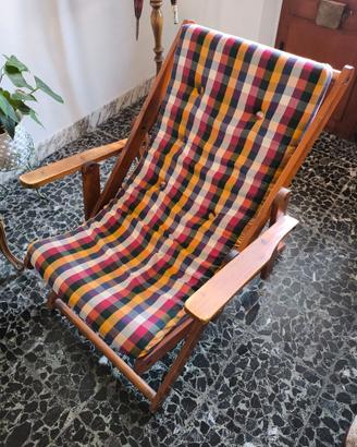 Poltrona sdraio in legno con seduta imbottita.
