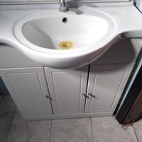 Mobile bagno con lavabo e specchio