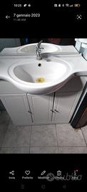 Mobile bagno con lavabo e specchio