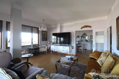 Appartamento di 180 m² con 5 locali e box auto a A