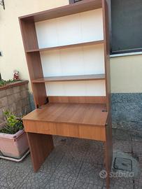 Scrivania con cassetto e due mensole