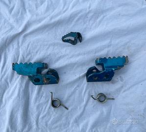 Pedaline per moto blu