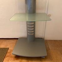 Tavolino/comodino per tv, stereo , ecc con ruote.