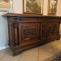 Credenza in legno massello scolpita
