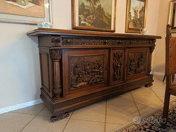 Credenza in legno massello scolpita
