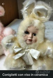 coniglietti in peluche con viso in ceramica