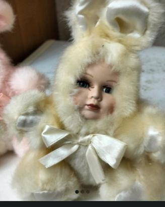coniglietti in peluche con viso in ceramica