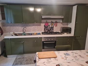 Cucina completa di elettrodomest.+ tavolo in legno