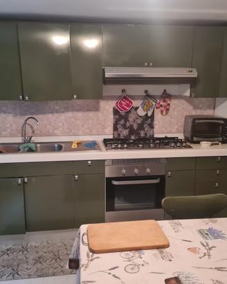 Cucina completa di elettrodomest.+ tavolo in legno