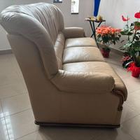 Divano in pelle con dettagli in legno