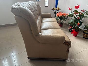 Divano in pelle con dettagli in legno