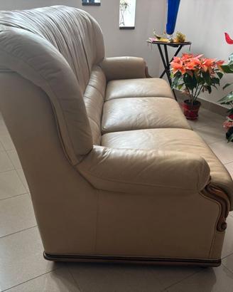 Divano in pelle con dettagli in legno
