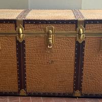 Baule vintage con scomparto rimuovibile e chiave.