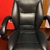 Sedia ufficio in pelle nera con 4 ruote e alzata