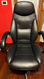 Sedia ufficio in pelle nera con 4 ruote e alzata