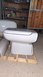 WC completo di copriwater con Scarico a pavimento