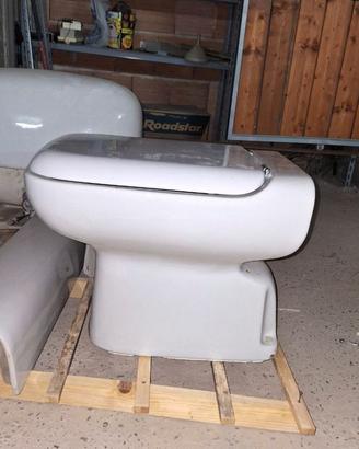 WC completo di copriwater con Scarico a pavimento