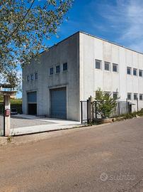 Capannone 8 locali 840 metri quadri