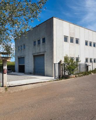 Capannone 8 locali 840 metri quadri