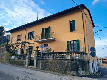 Ampia casa con due appartamenti e giardino