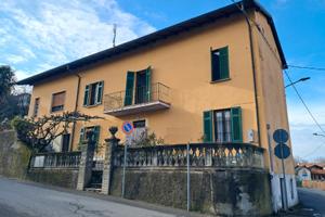 Ampia casa con due appartamenti e giardino