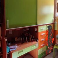 ARMADIO CON UNA CASSETTIERA E UNA SEDIA +SCRIVANIA