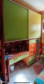 ARMADIO CON UNA CASSETTIERA E UNA SEDIA +SCRIVANIA