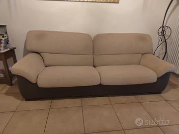 divano tre posti con puff