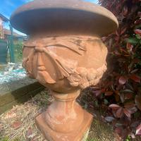 Vaso in terracotta con piedistallo