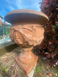 Vaso in terracotta con piedistallo