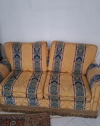 2 divani uguali da 2 posti