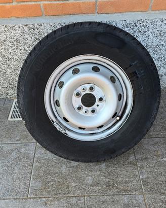gomme Continental 215 70 15  con cerchio 