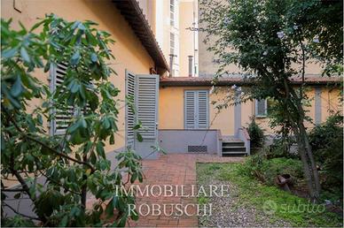 Appartamento di 350 m² con più di 5 locali a Firen