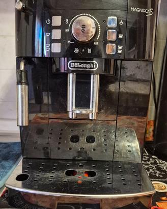 Macchina del caffè de longhi magnifica S