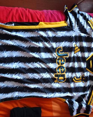 maglia e pantaloncini Juventus 2023 