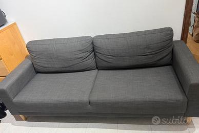 divano grigio in tessuto