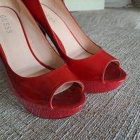 DÉCOLLETÉ spuntata in vernice
Rossa GUESS