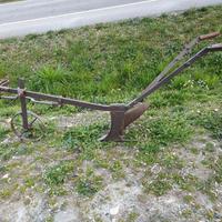 Vecchio Aratro in Ferro a trazione animale