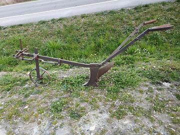 Vecchio Aratro in Ferro a trazione animale