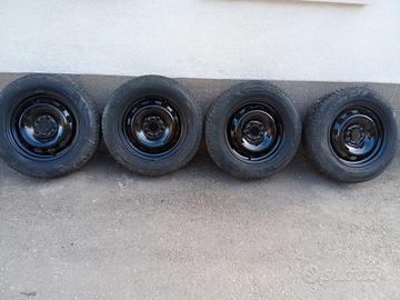 Cerchi in metallo con gomme antineve per Ford 