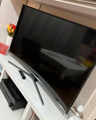 Smart TV Samsung 55” schermo curvo.