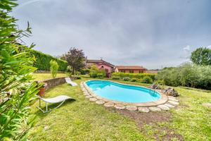 Rustico / Casale di 260 m² con più di 5 locali e b