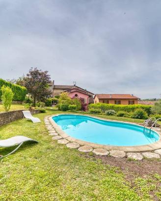 Rustico / Casale di 260 m² con più di 5 locali e b