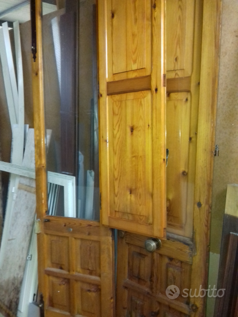 Porta a due ante in legno con sportelli - Arredamento e Casalinghi In  vendita a Lecce