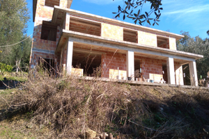 Villa bifamiliare in costruzione