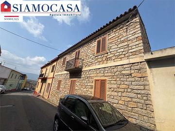 Casa di 200 mq con ampio giardino e posti auto