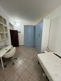 Camera a studenti o lavoratori in trilocale