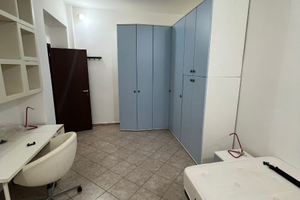 Camera a studenti o lavoratori in trilocale