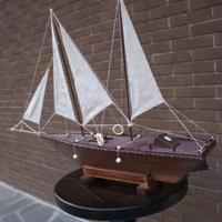 barca a vela in legno realizzata a mano 